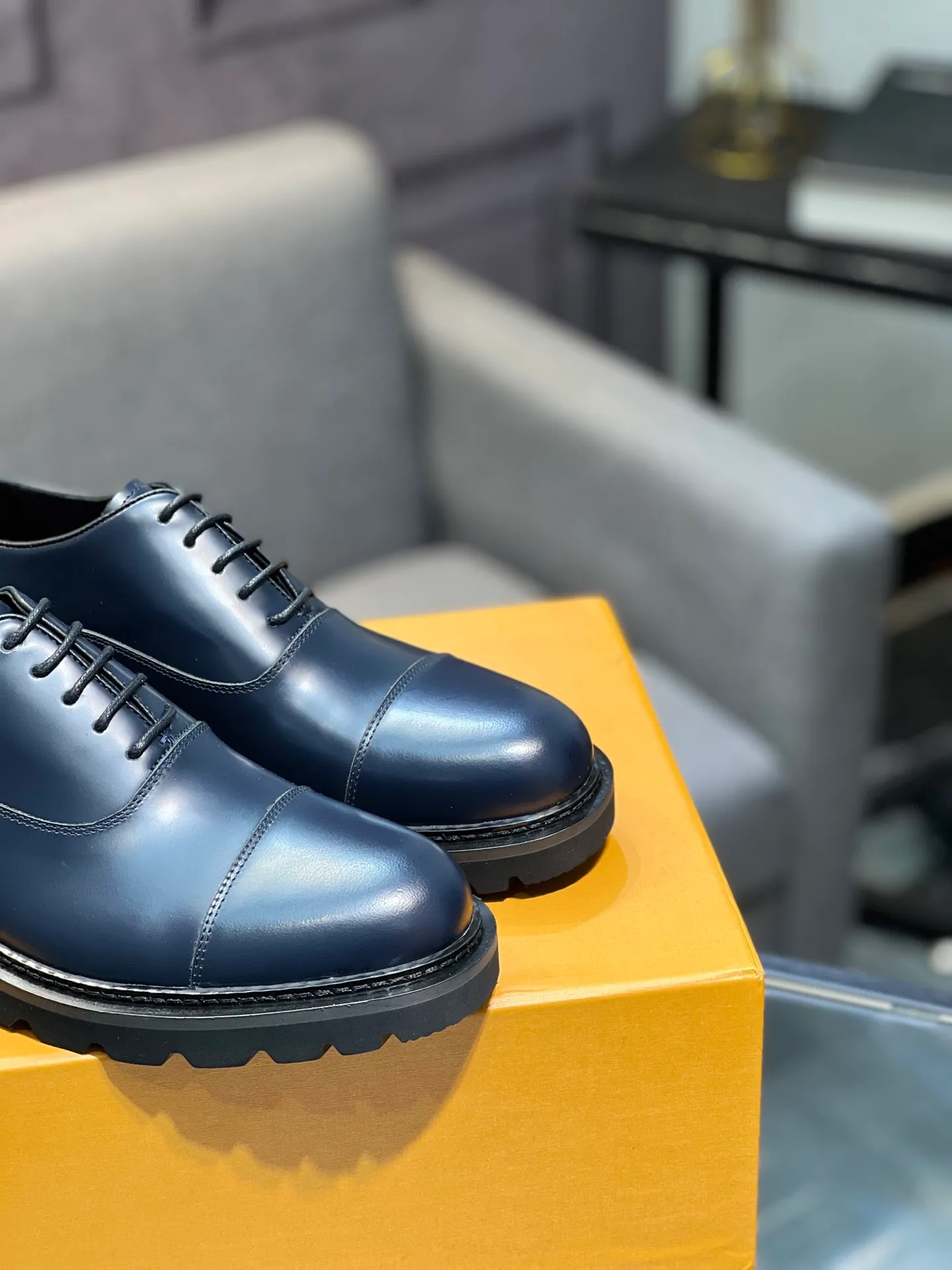 Men's shoes 💰820 [LV] - High-end quality - Upper: 🔝 tumbled cowhide, Nappa cowhide, brand logo sewn on shoe body - Lining: cowhide, foot pads; water-dyed cowhide - Outsole: TPR·rubber foam; two-color molded outsole -Super high quality control·Fine workmanship: highlighted (high-end·luxury·grade) -Size: 39-44 (38 45 can be customized)